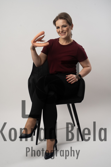 mgr Małgorzata Angielska-Piątek z modelem anatomicznym — LOGO MANG Kielce